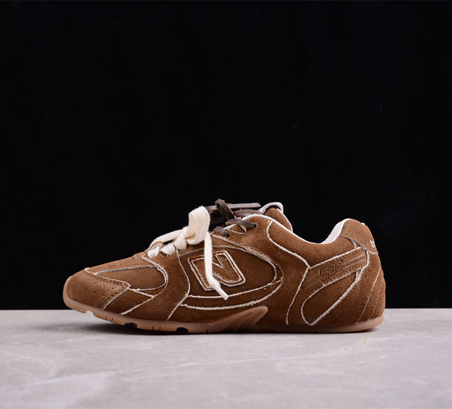 Miumiu X New Balance 24S联名款运动鞋 缪缪大秀上爆出的这双与new Balance 新百伦联名款运动 球鞋 后全球各大代购官网火爆上市.